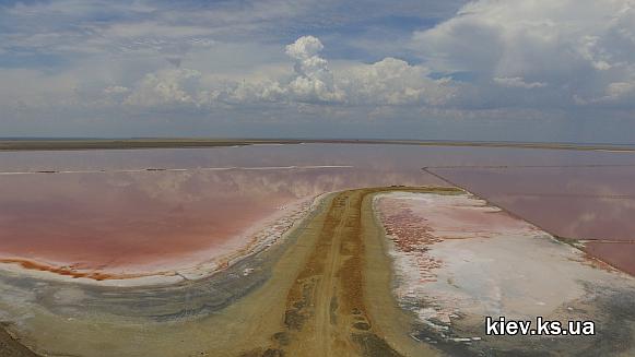 Розовое озеро на Арабатской стрелке