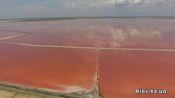 Розовое озеро на Арабатской стрелке