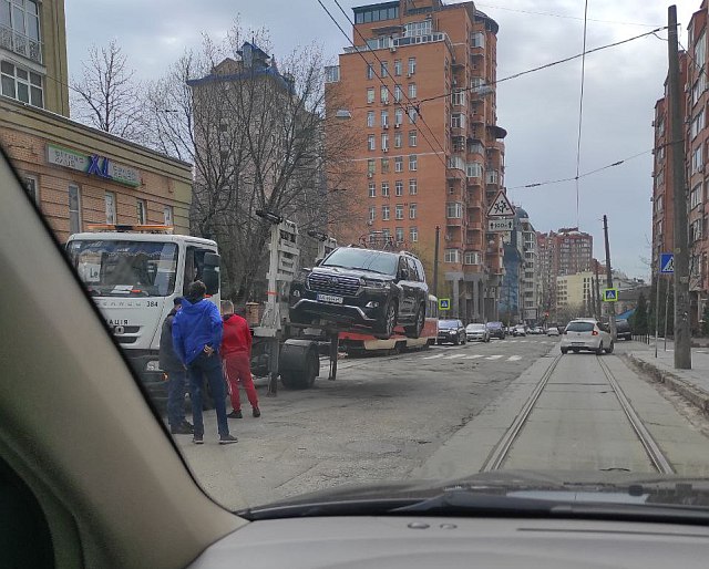 В Шевченківському районі по вул.Дмитрівській знову запрацювали евакуаторщики