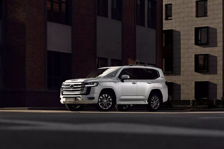 Новий Toyota Land Cruiser 300